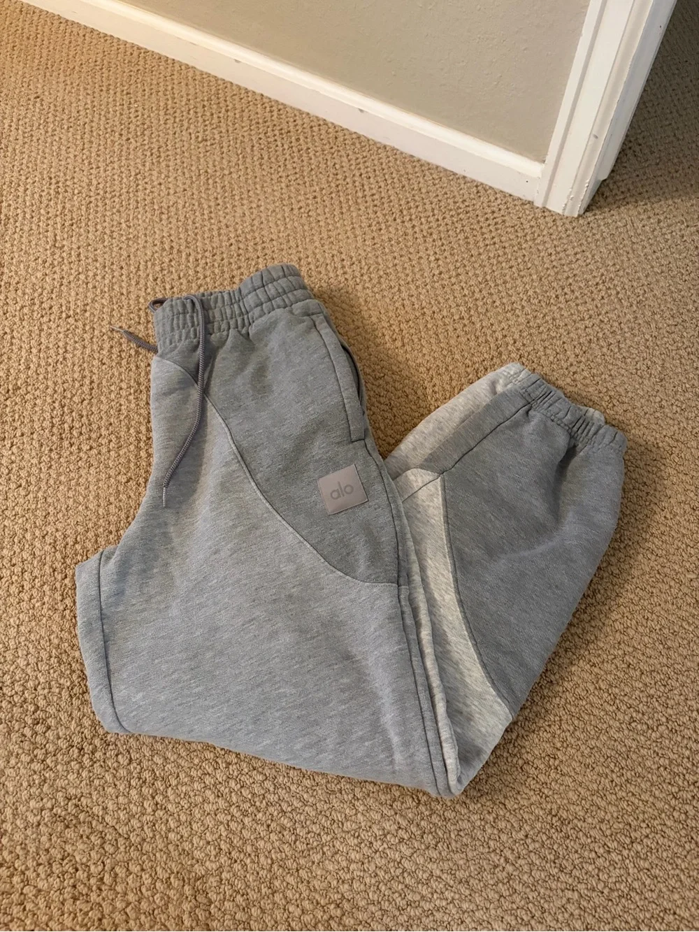 Alo Makes Waves joggers sweatpants XS unisex athletic heather gray tonal